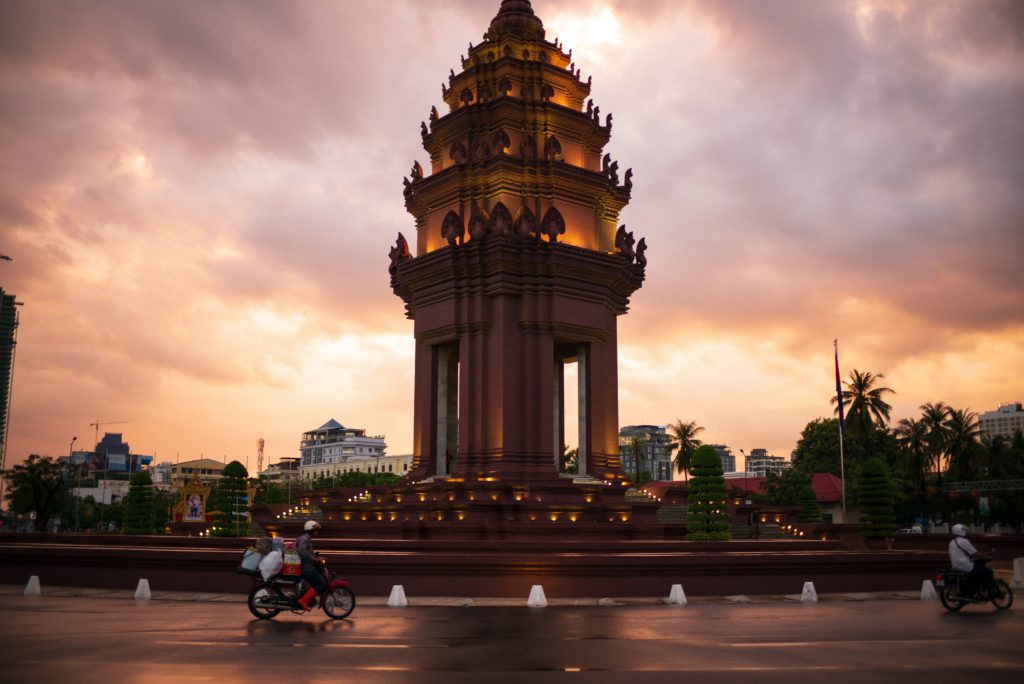 Monument de l'independance de nuit, Phnom Penh, Cambodge