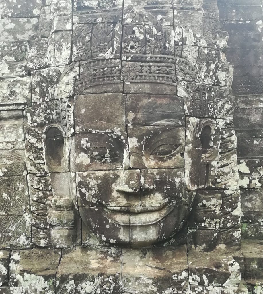Tête de Bouddha gravée au Bayon, un des temples d'Angkor au Cambodge