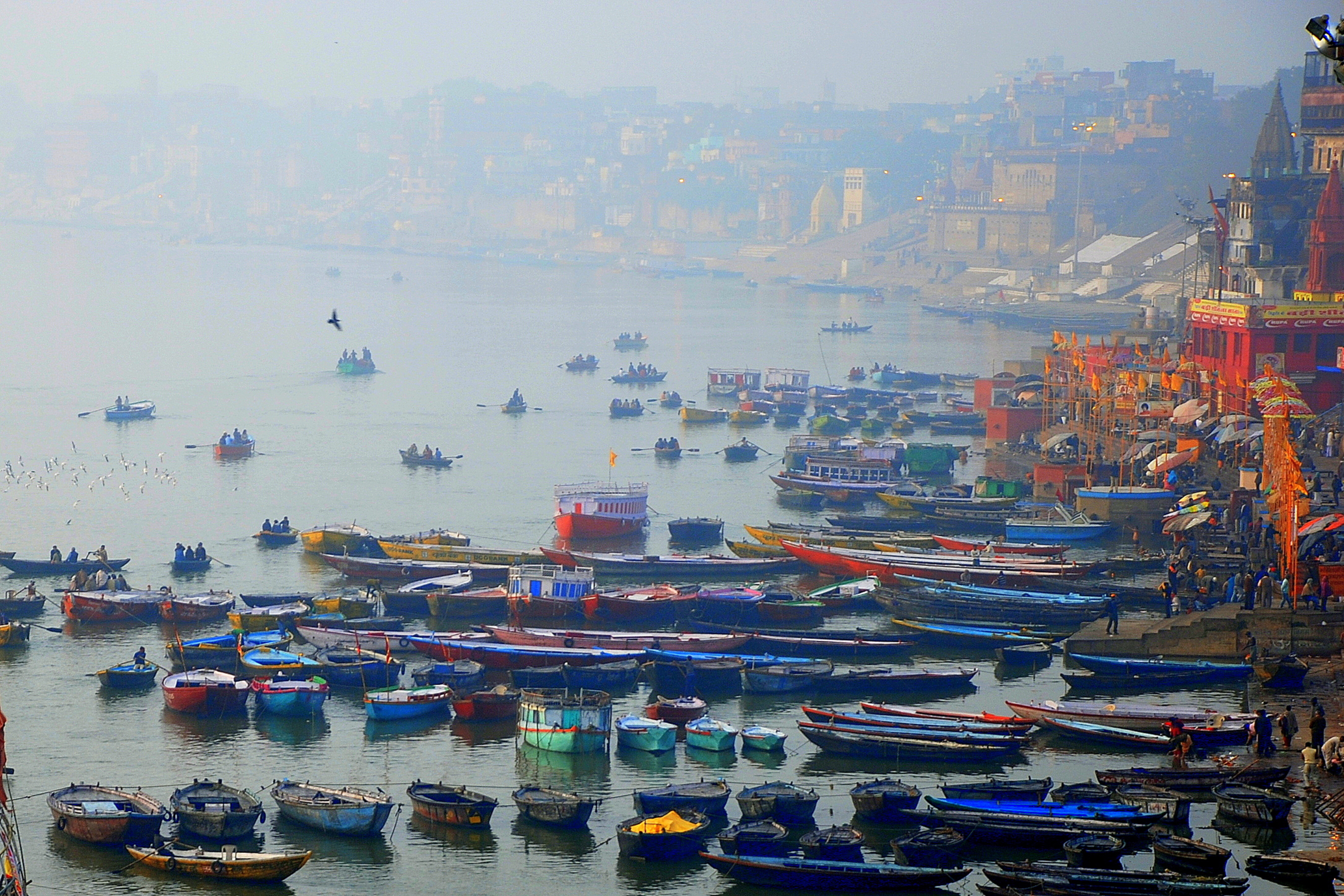Barques sur le gange brumeux, Varanasi, Ind